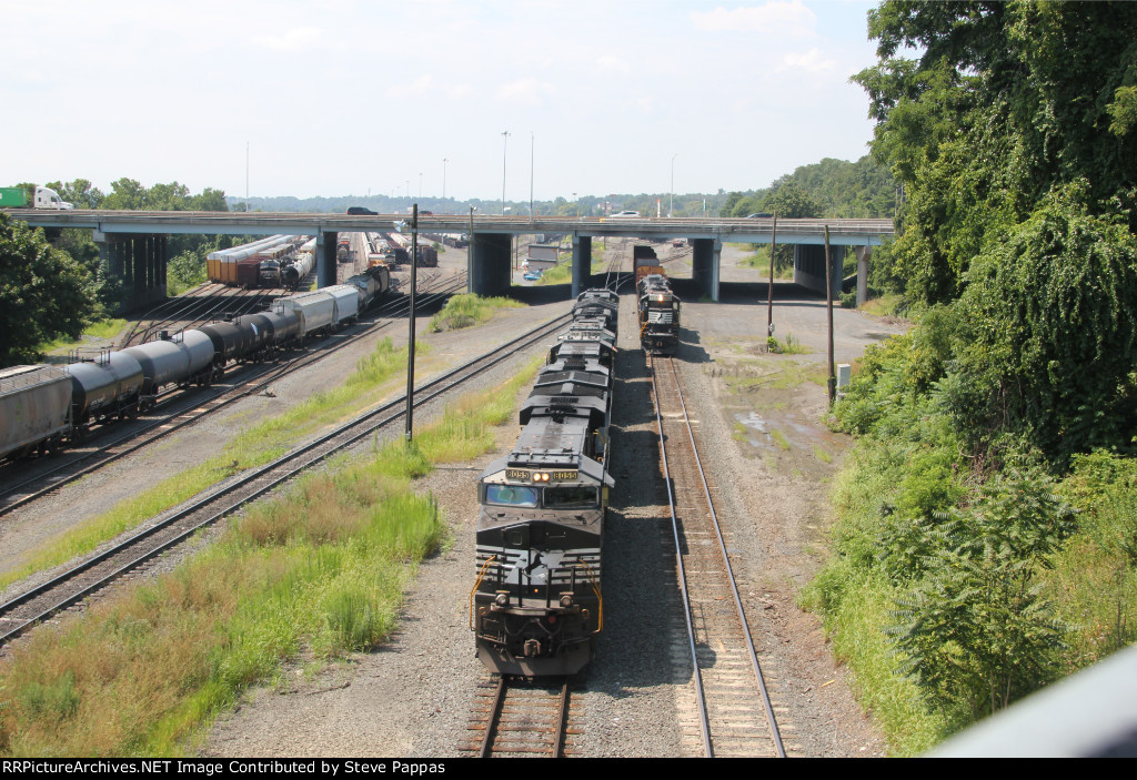 NS 8055 on train 15T, while O2 switcher set with 744 works alongside